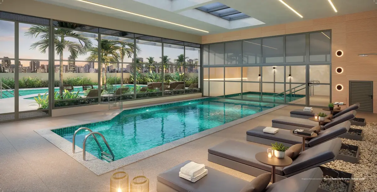 Piscina coberta aquecida ao lado da sauna úmida