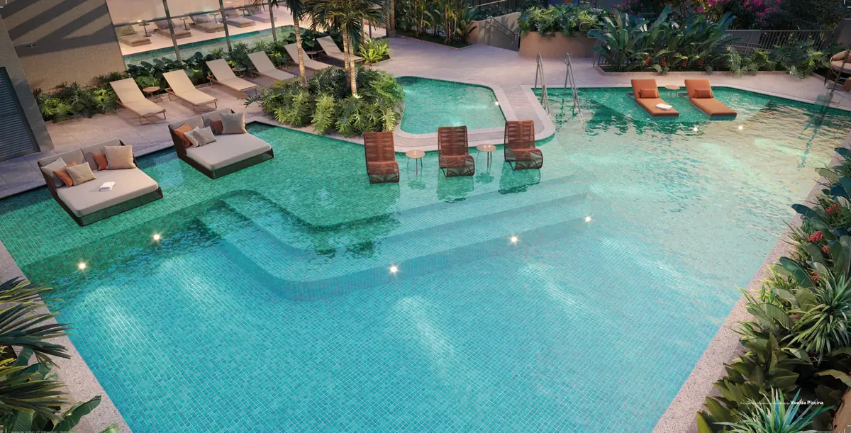 Piscina adulto vista de cima, com espreguiçadeiras e paisagismo
